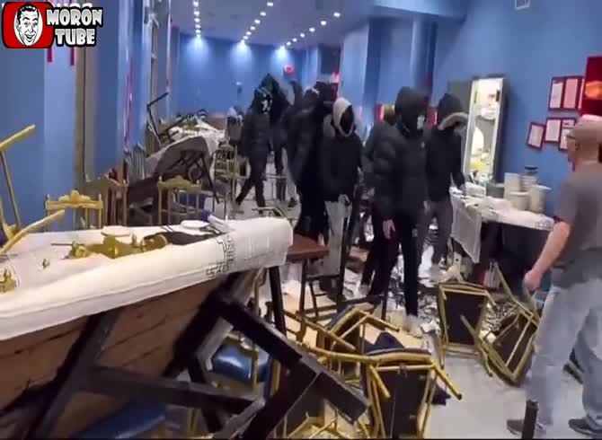 Video :Teens in Queens damage a restaurant